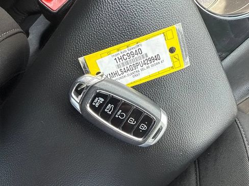 Used 2023 Hyundai Elantra SEL w/ Convenience Package FWD image 6