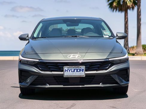 Certified 2026 Hyundai Elantra Limited FWD image 3