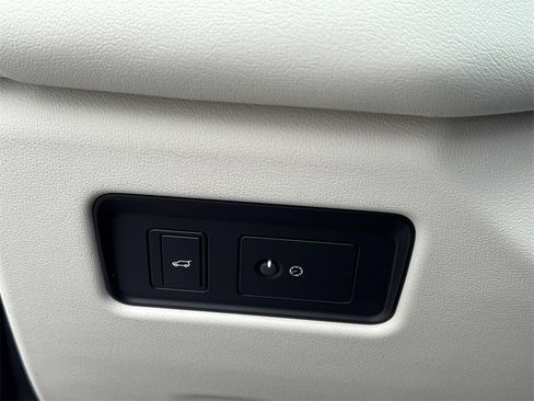 Used 2025 Jaguar F-PACE R-Dynamic S image 29