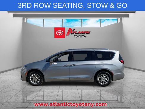 Used 2020 Chrysler Pacifica Touring-L image 2