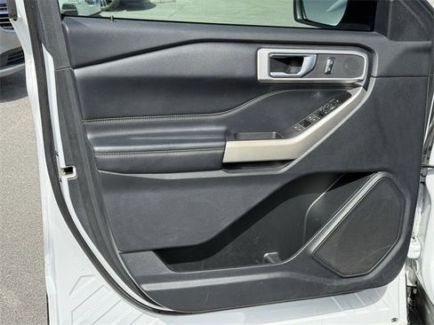 Used 2021 Ford Explorer XLT image 30