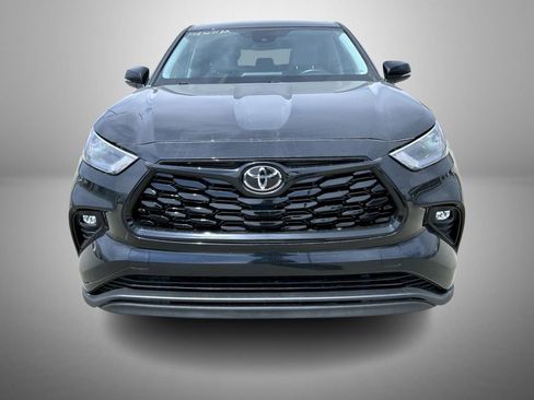 Used 2023 Toyota Highlander LE image 2