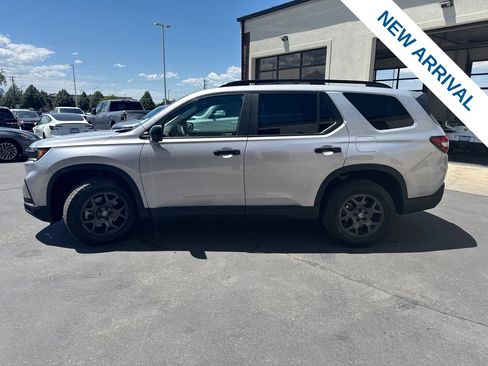 Used 2025 Honda Pilot TrailSport image 4