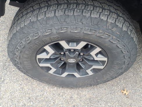 Used 2022 Toyota Tacoma TRD Off-Road image 6