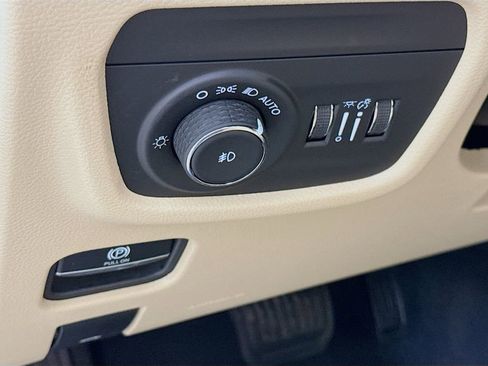 Used 2025 Jeep Grand Cherokee Limited image 19