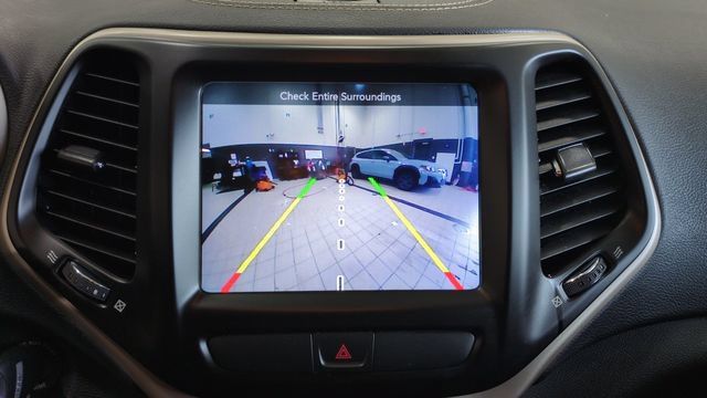 Used 2016 Jeep Cherokee Latitude w/ Cold Weather Group AWD/4WD image 12