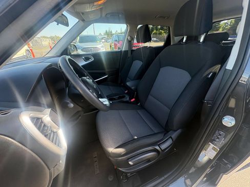 Used 2025 Kia Soul LX w/ LX Technology Package FWD image 34