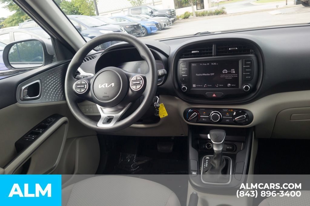 Used 2025 Kia Soul LX w/ LX Technology Package FWD image 21