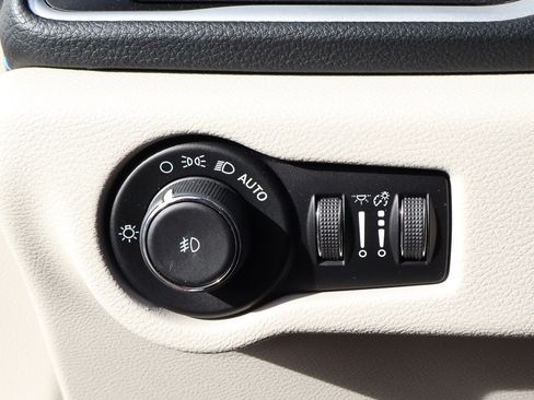 Used 2021 Chrysler Pacifica Touring image 17