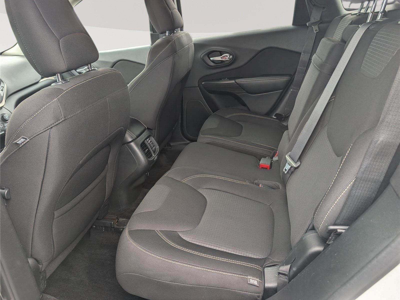 Used 2015 Jeep Cherokee Latitude FWD image 14