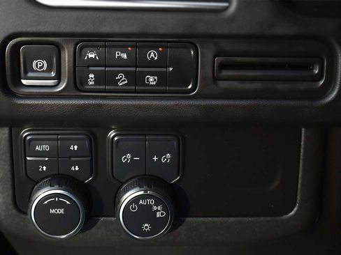 Used 2024 Chevrolet Tahoe Z71 w/ Luxury Package image 25