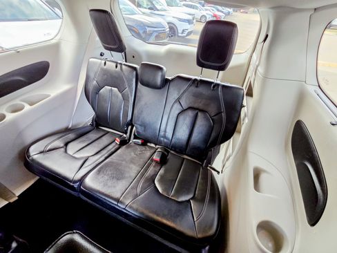 Used 2022 Chrysler Pacifica Touring-L image 31