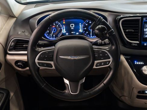 Used 2021 Chrysler Pacifica Touring-L FWD image 11