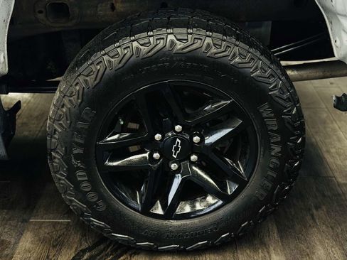 Used 2023 Chevrolet Silverado 1500 Custom Trail Boss AWD/4WD image 31