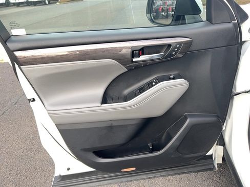 Used 2022 Toyota Highlander Platinum image 21
