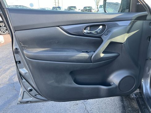 Used 2018 Nissan Rogue SV image 18