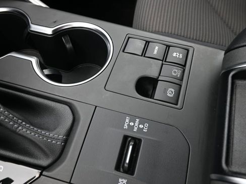 Used 2023 Toyota Highlander LE FWD image 12