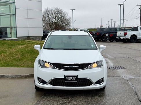 Used 2017 Chrysler Pacifica Touring-L FWD image 8