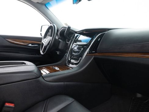 Used 2016 Cadillac Escalade Luxury AWD/4WD image 27