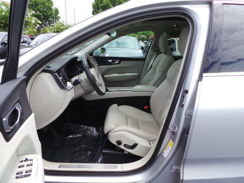Used 2019 Volvo XC60 T5 Momentum w/ Premium Package AWD/4WD image 27