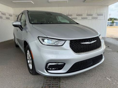 Used 2023 Chrysler Pacifica Touring-L FWD image 1