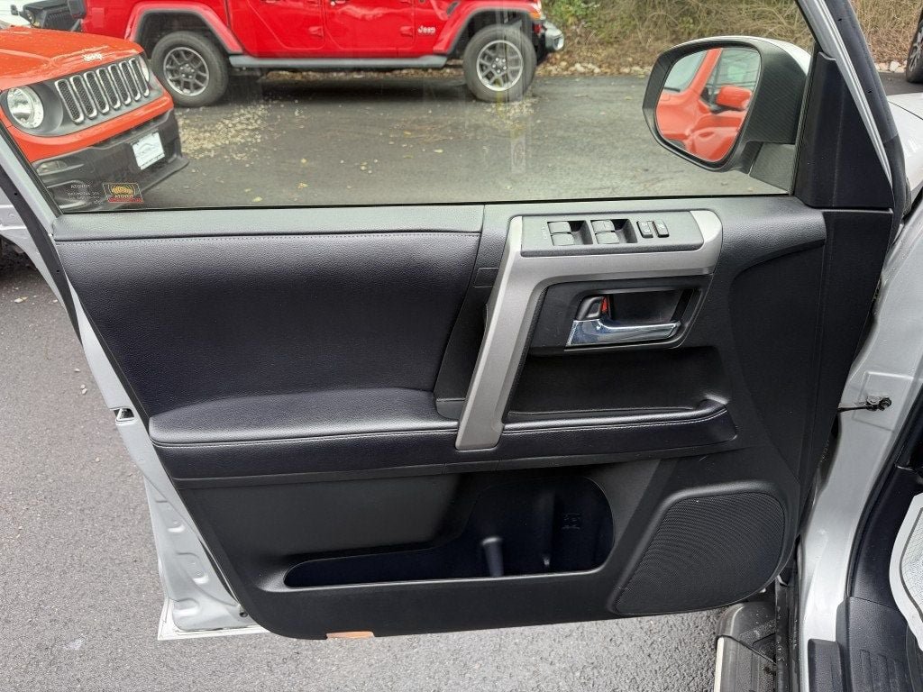 Used 2018 Toyota 4Runner SR5 AWD/4WD image 10