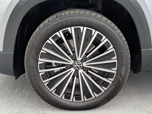 Used 2025 Volkswagen Taos SE w/ Panoramic Sunroof Package FWD image 27