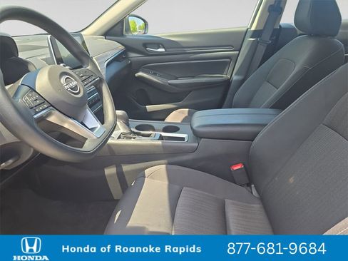 Used 2025 Nissan Altima 2.5 SV FWD image 10
