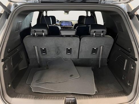 Used 2025 Chevrolet Traverse LT image 11