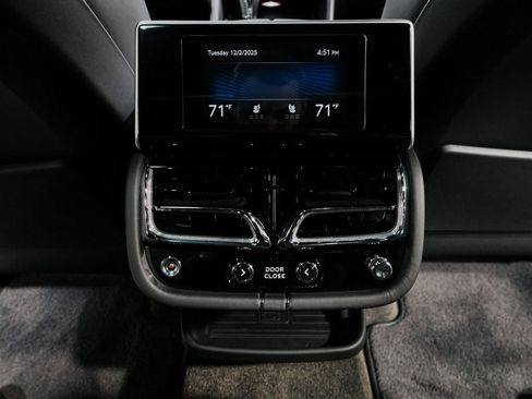 Used 2023 Bentley Bentayga Extended Wheelbase image 36