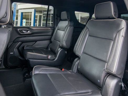Used 2023 Chevrolet Suburban Premier image 9