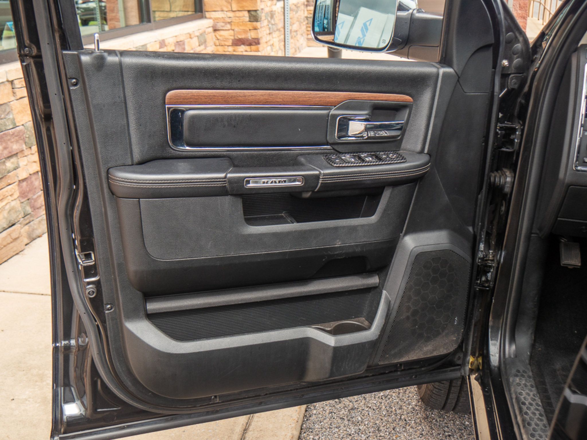 Used 2017 RAM 1500 Laramie AWD/4WD image 10