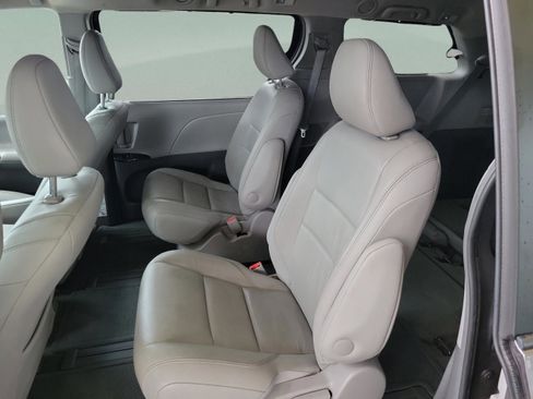 Used 2015 Toyota Sienna XLE image 15