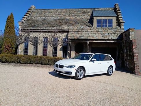 Used 2017 BMW 330i xDrive Wagon image 1
