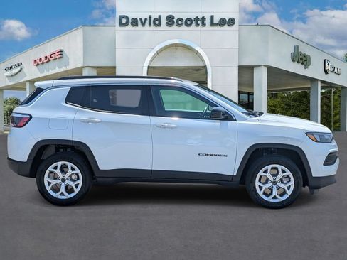 Used 2025 Jeep Compass Latitude AWD/4WD image 5