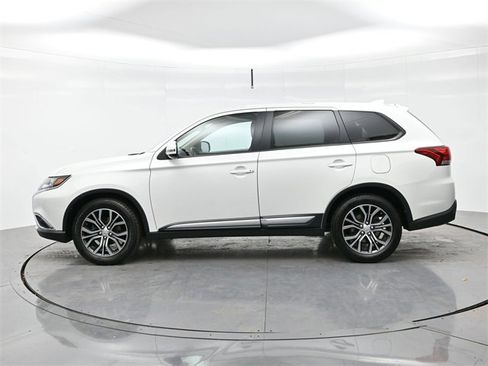 Used 2017 Mitsubishi Outlander SE image 4