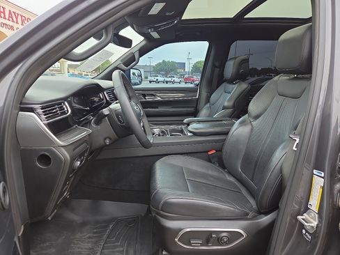 Used 2022 Jeep Wagoneer Series II w/ Premium Group I AWD/4WD image 11