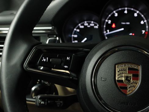 Certified 2025 Porsche Macan AWD/4WD image 17