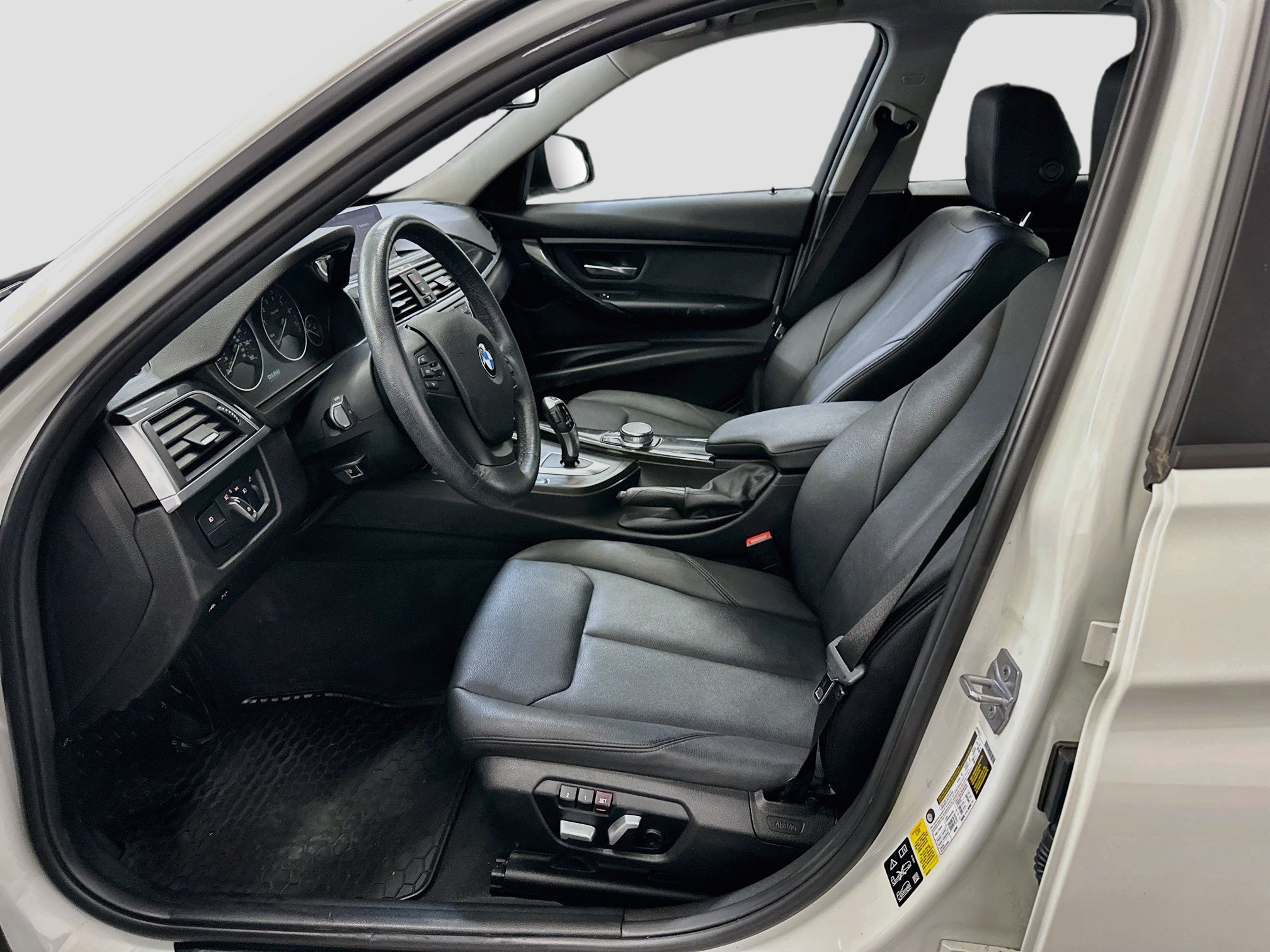 Used 2018 BMW 320i xDrive Sedan w/ Premium Package AWD/4WD image 13