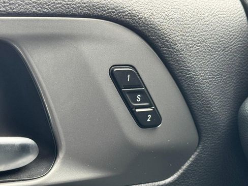 Used 2025 Chrysler Pacifica Select image 17