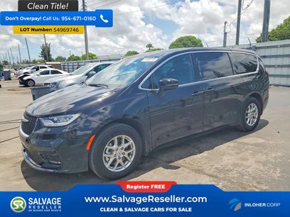Used 2025 Chrysler Pacifica Select