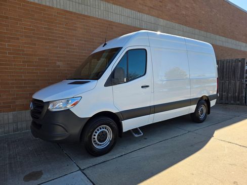 Used 2021 Mercedes-Benz Sprinter 2500 image 3
