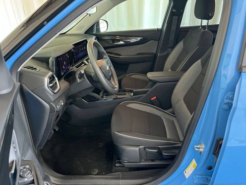 Used 2024 Chevrolet TrailBlazer LS w/ LS Convenience Package FWD image 3