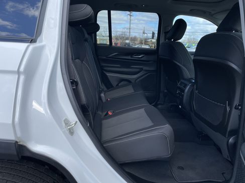 Certified 2023 Jeep Grand Cherokee Laredo w/ Luxury Tech Group I image 16