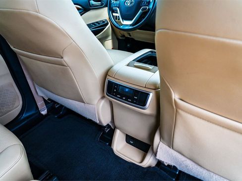 Used 2018 Toyota Highlander Limited FWD image 36