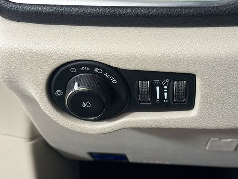 Used 2023 Chrysler Pacifica Limited FWD image 12