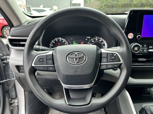 Used 2023 Toyota Highlander L image 6