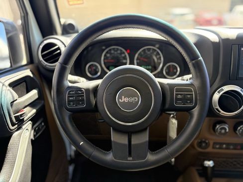 Used 2014 Jeep Wrangler Unlimited Sahara w/ Connectivity Group AWD/4WD image 15