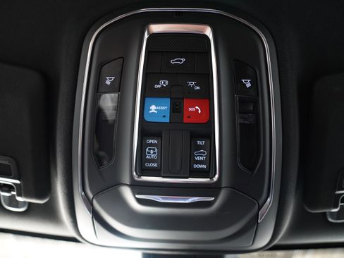 Used 2025 Jeep Grand Cherokee Altitude image 30