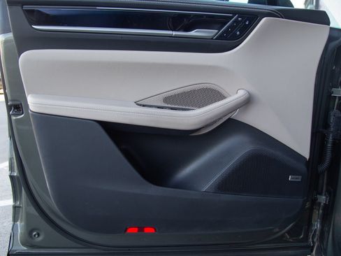 Certified 2025 Porsche Macan 4S Electric AWD/4WD image 7